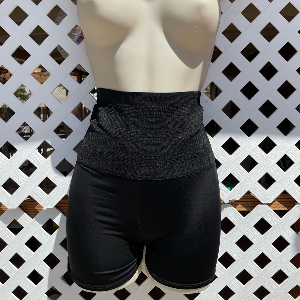 Black faja, snatches your waist and holds lower belly fat very well